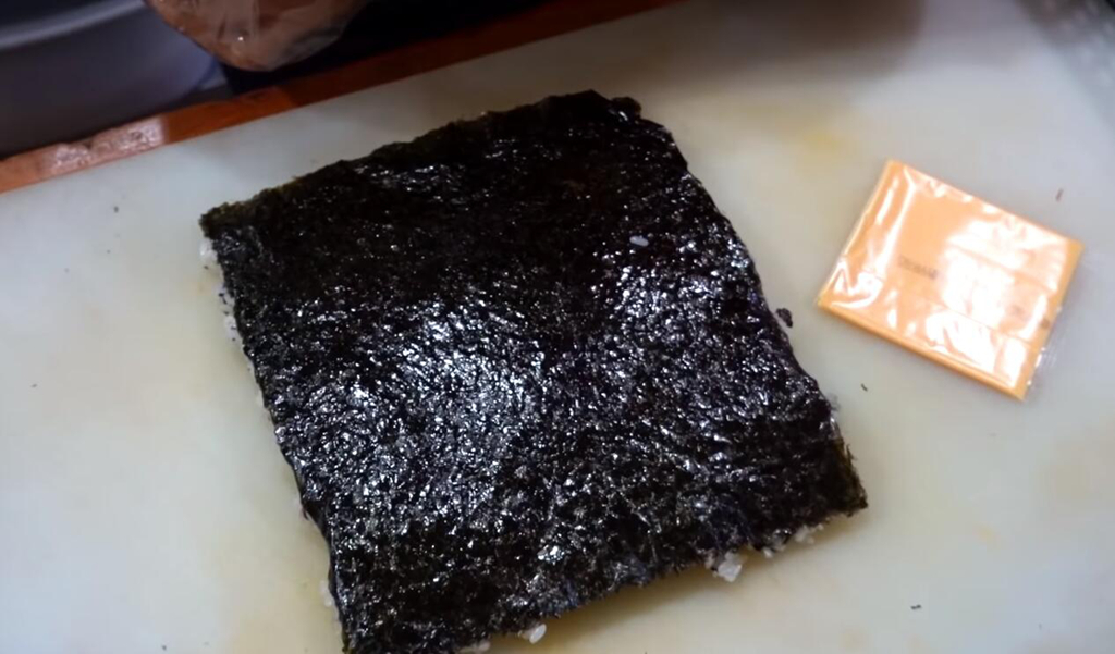 「南宁美食」小店大妈卖超大紫菜包饭，一份36元没人嫌贵，单人能吃完则免单
