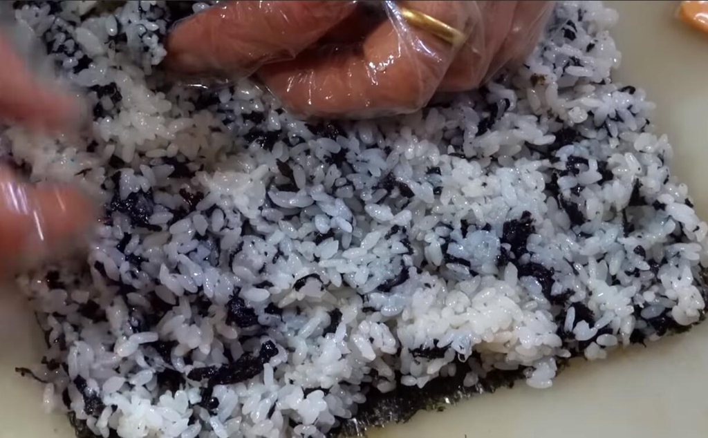 「南宁美食」小店大妈卖超大紫菜包饭，一份36元没人嫌贵，单人能吃完则免单