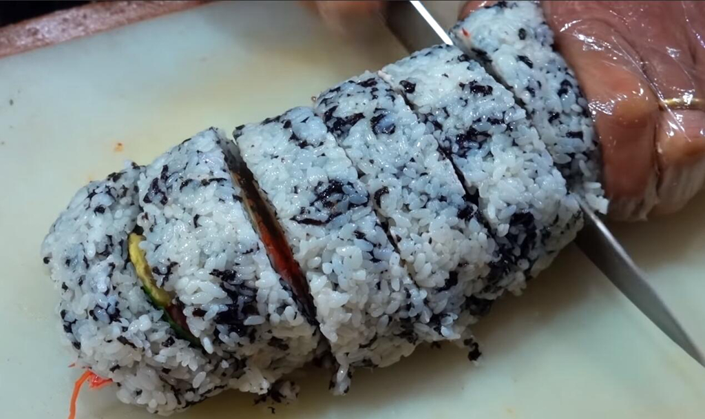 「南宁美食」小店大妈卖超大紫菜包饭，一份36元没人嫌贵，单人能吃完则免单