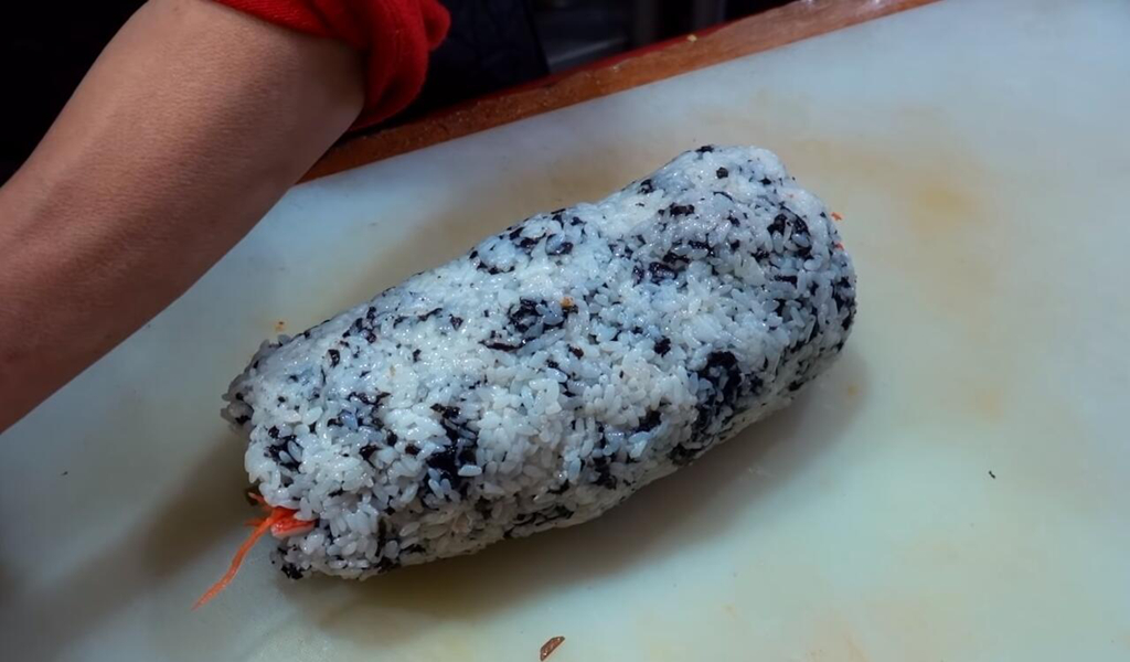 「南宁美食」小店大妈卖超大紫菜包饭，一份36元没人嫌贵，单人能吃完则免单