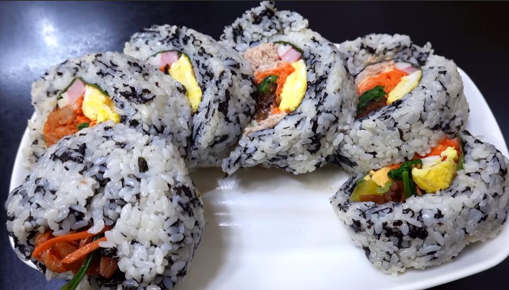 「南宁美食」小店大妈卖超大紫菜包饭，一份36元没人嫌贵，单人能吃完则免单