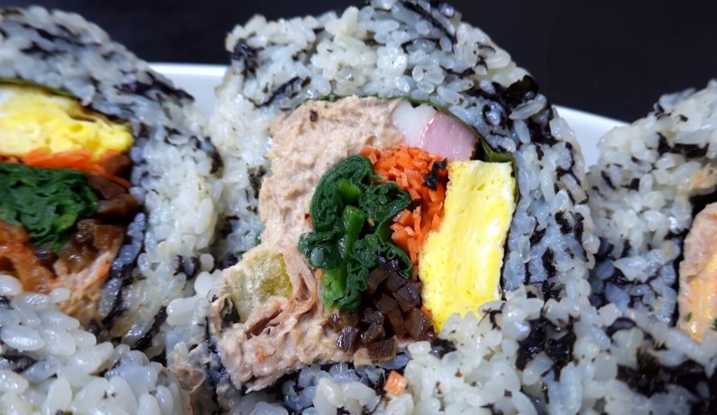 「南宁美食」小店大妈卖超大紫菜包饭，一份36元没人嫌贵，单人能吃完则免单