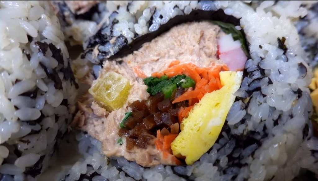 「南宁美食」小店大妈卖超大紫菜包饭，一份36元没人嫌贵，单人能吃完则免单