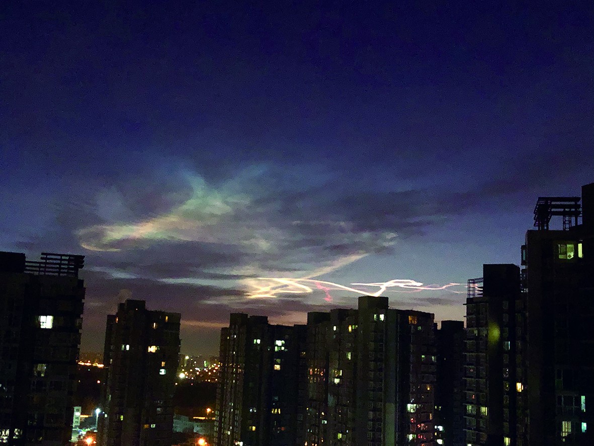 [环球时报]北京上空为何出现“奇怪的云”？可能与这些飞行器有关