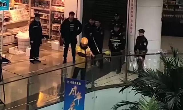 军武次位面@外卖小哥持刀杀人事件中，谁都有生活压力，但没有人是弱势群体