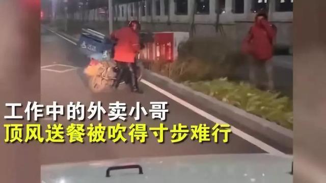 军武次位面@外卖小哥持刀杀人事件中，谁都有生活压力，但没有人是弱势群体
