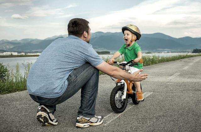 爸爸教孩子骑自行车