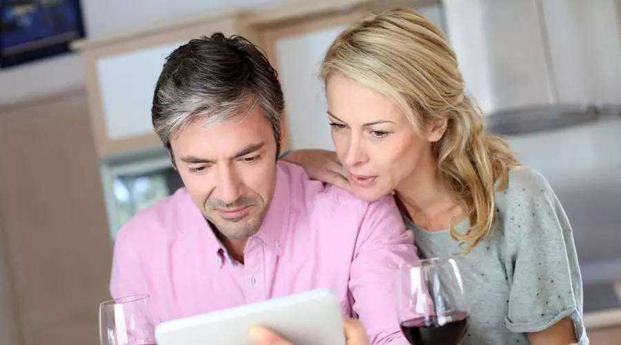 父母可以通过电子设备,与孩子进行沟通