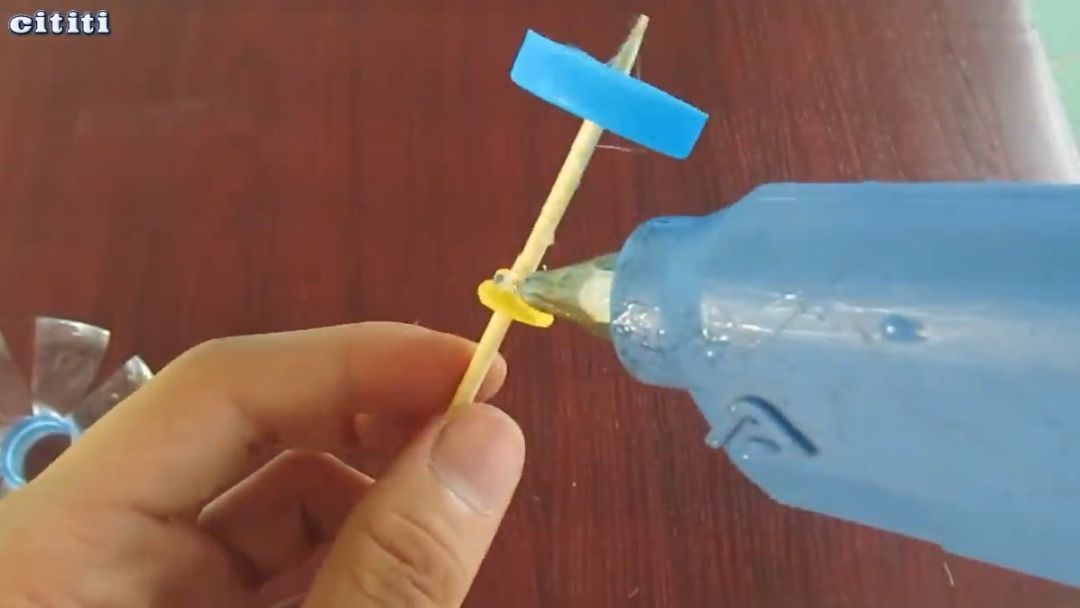 如何用矿泉水瓶子制作小车！