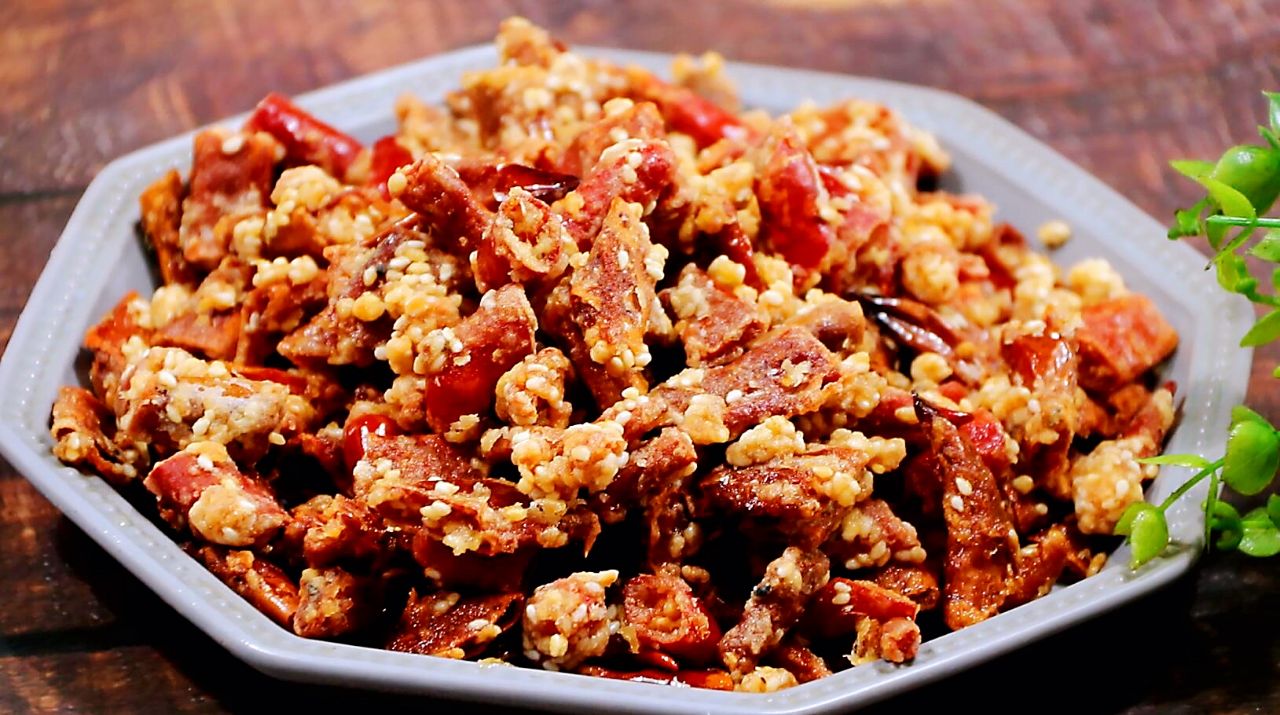 红干辣椒裹上芝麻和面粉炸一炸香而不辣越吃越香