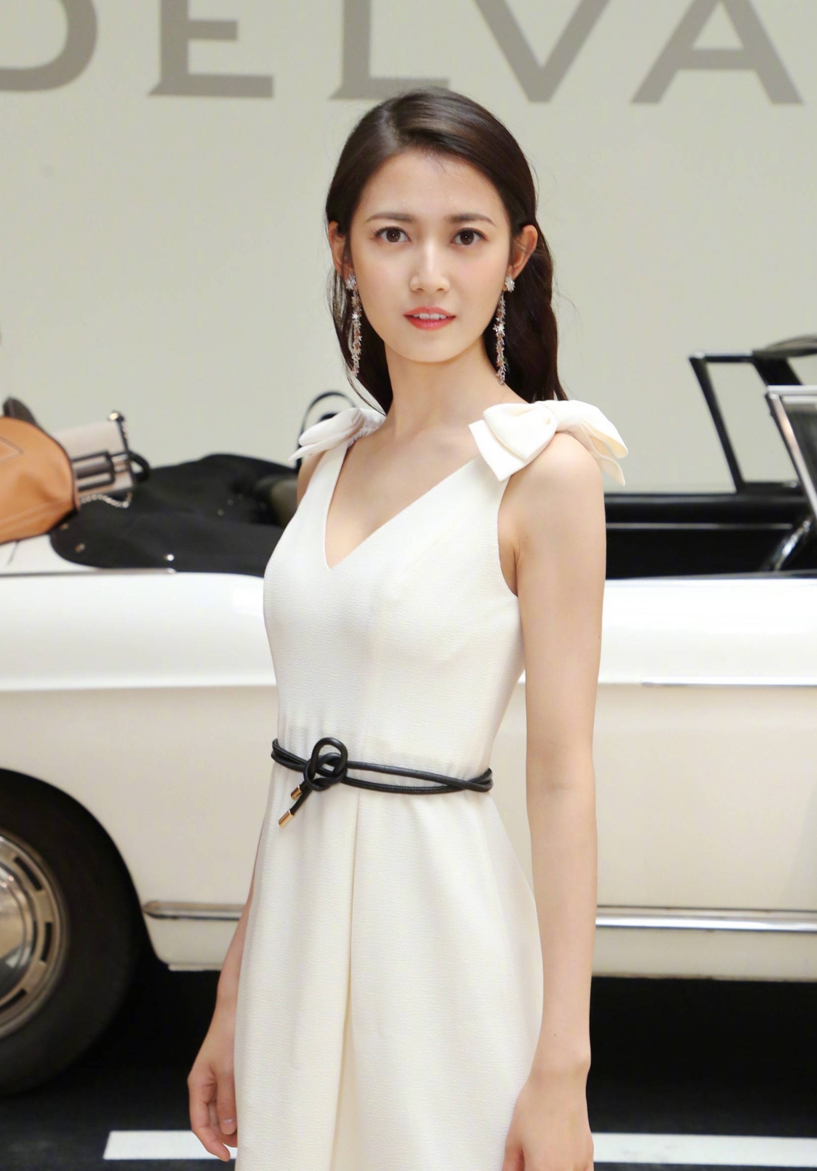 新版陈钰琪的赵敏淡蓝色纱织长裙尽显女性魅力女人味十足