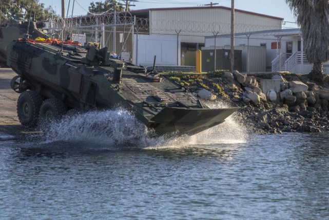 "超级AV”开进风平浪静的海水里测试