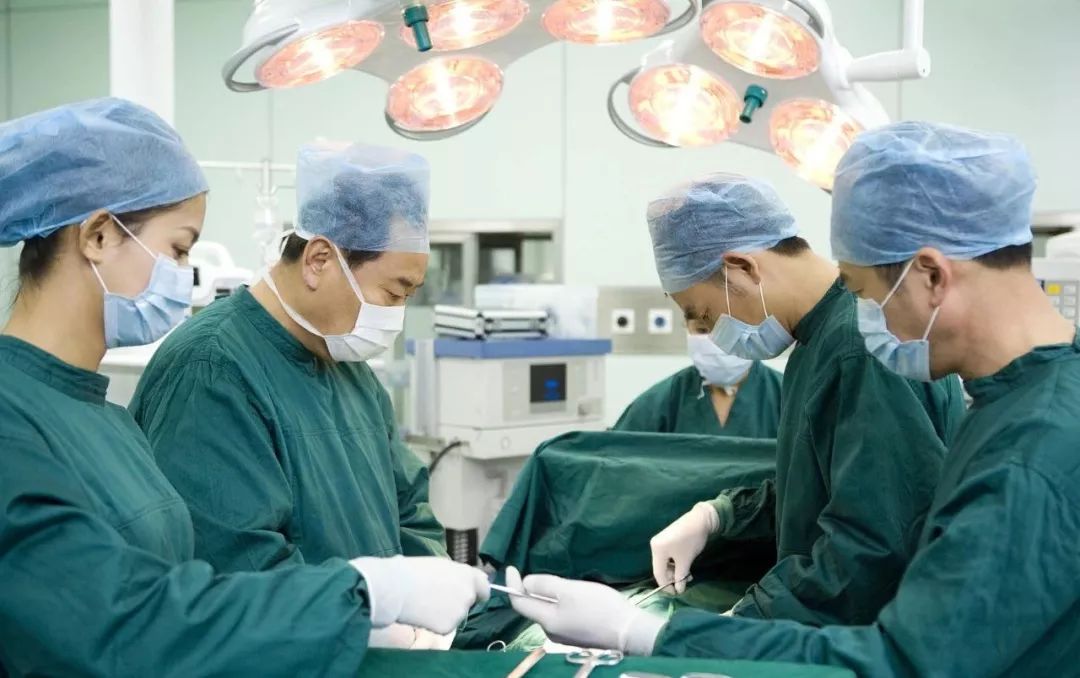 「人民日报」「荐读」深夜抢救重伤患者，家属的一个举动，让我记了10年