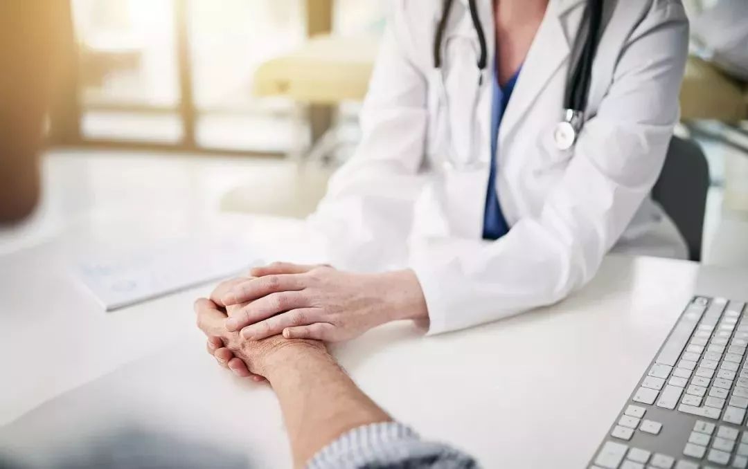 「人民日报」「荐读」深夜抢救重伤患者，家属的一个举动，让我记了10年