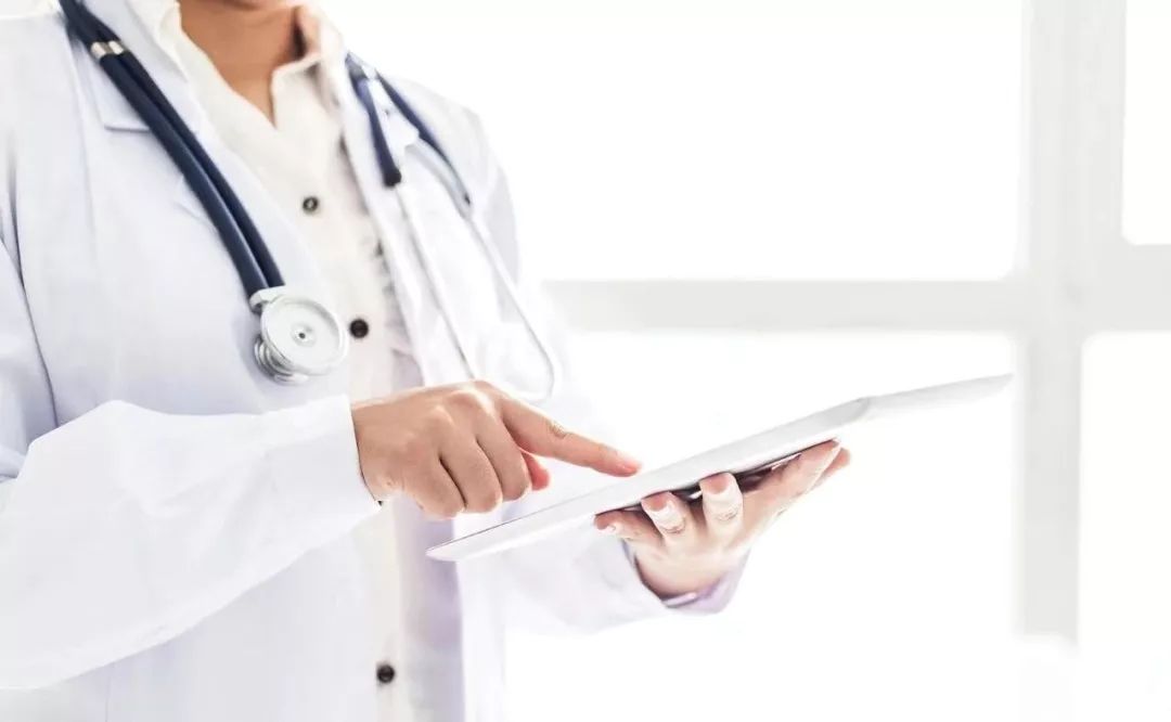 「人民日报」「荐读」深夜抢救重伤患者，家属的一个举动，让我记了10年