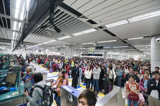 「环球时报」深圳“高能预警”：大批香港游客挤爆入境大厅