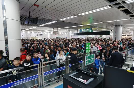 「环球时报」深圳“高能预警”：大批香港游客挤爆入境大厅