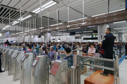 「环球时报」深圳“高能预警”：大批香港游客挤爆入境大厅