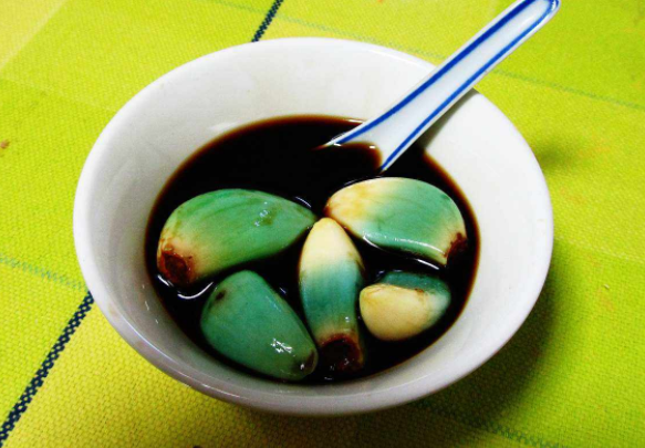 #舌尖尝美食#腌腊八蒜正确姿势，牢记这2个妙招，腊八蒜又脆又绿，家庭必备