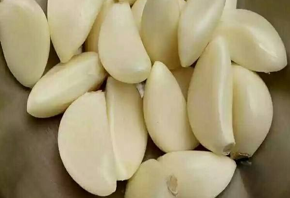 #舌尖尝美食#腌腊八蒜正确姿势，牢记这2个妙招，腊八蒜又脆又绿，家庭必备