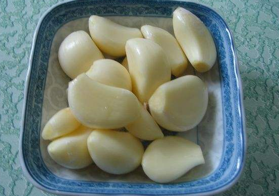 #舌尖尝美食#腌腊八蒜正确姿势，牢记这2个妙招，腊八蒜又脆又绿，家庭必备