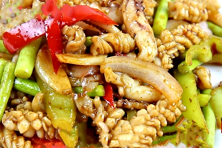 做酱爆鲜鱿时最忌直接下锅炒多加2步口感脆嫩色泽鲜亮