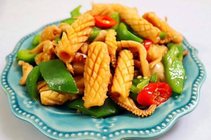 做酱爆鲜鱿时最忌直接下锅炒多加2步口感脆嫩色泽鲜亮