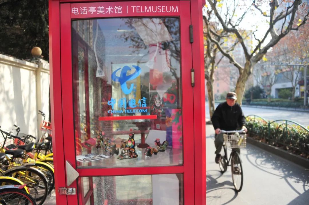 △上海电话亭变身微型美术馆