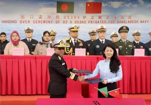 图为中孟军舰交接仪式