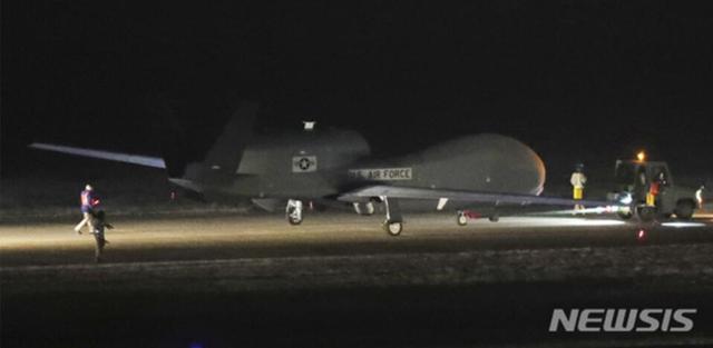 图为夜幕下的美军全球鹰无人机