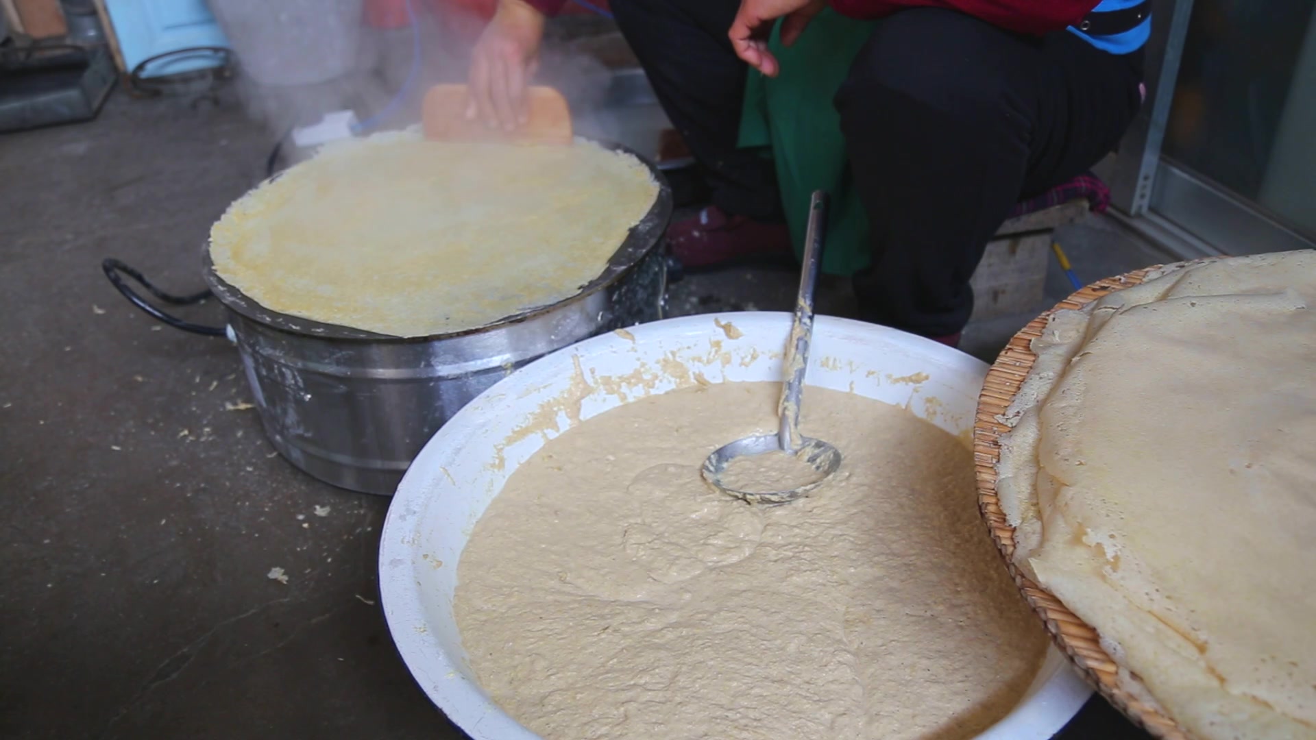 带你烙煎饼,刚烙熟的煎饼,真是太好吃了,我每次都要吃10张