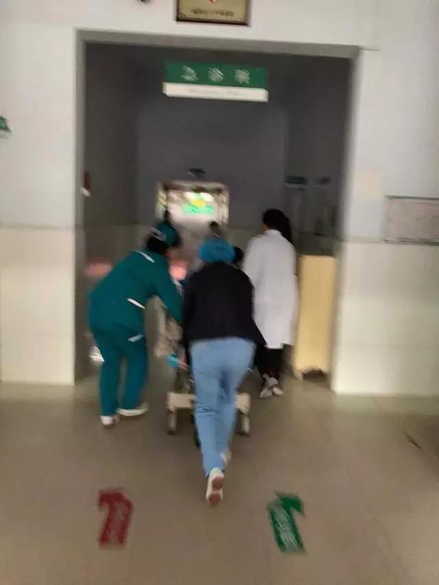 「新浪南阳看点」花季少女轻生命悬一线 南阳医专一附院急诊科全力抢救转危为安
