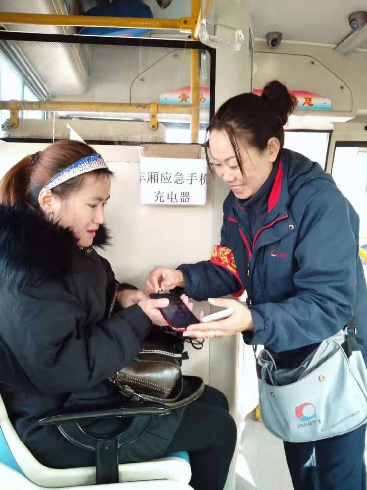 「半岛都市报」超长公交线上配充电宝，乘客手机没电可应急
