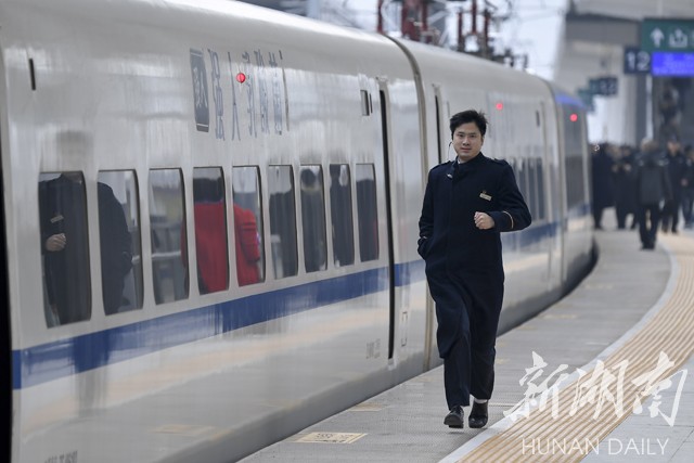 [华声在线]黔张常铁路正式通车！