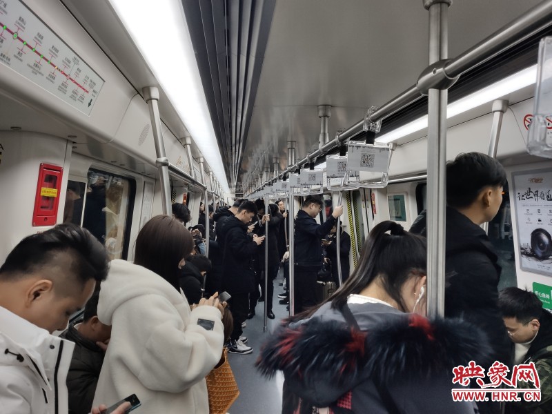 河南都市频道■单双号限行期间郑州地铁加开列车 保障乘客出行顺畅