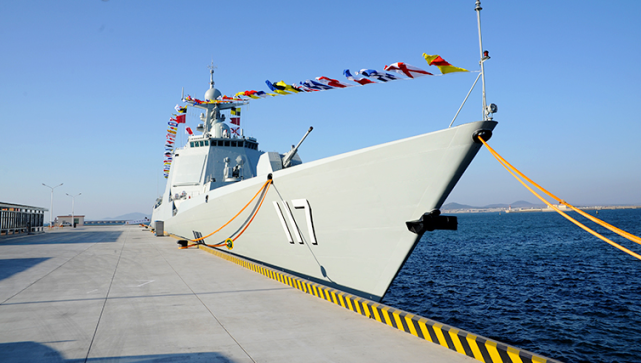 中国海军西宁号导弹驱逐舰