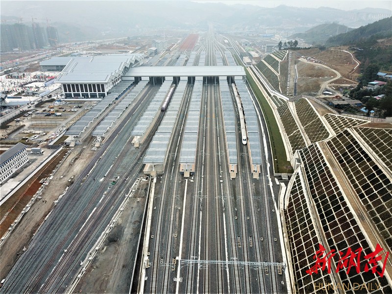廊桥百里映奇峰黔张常铁路最大客运站张家界西站建设侧记