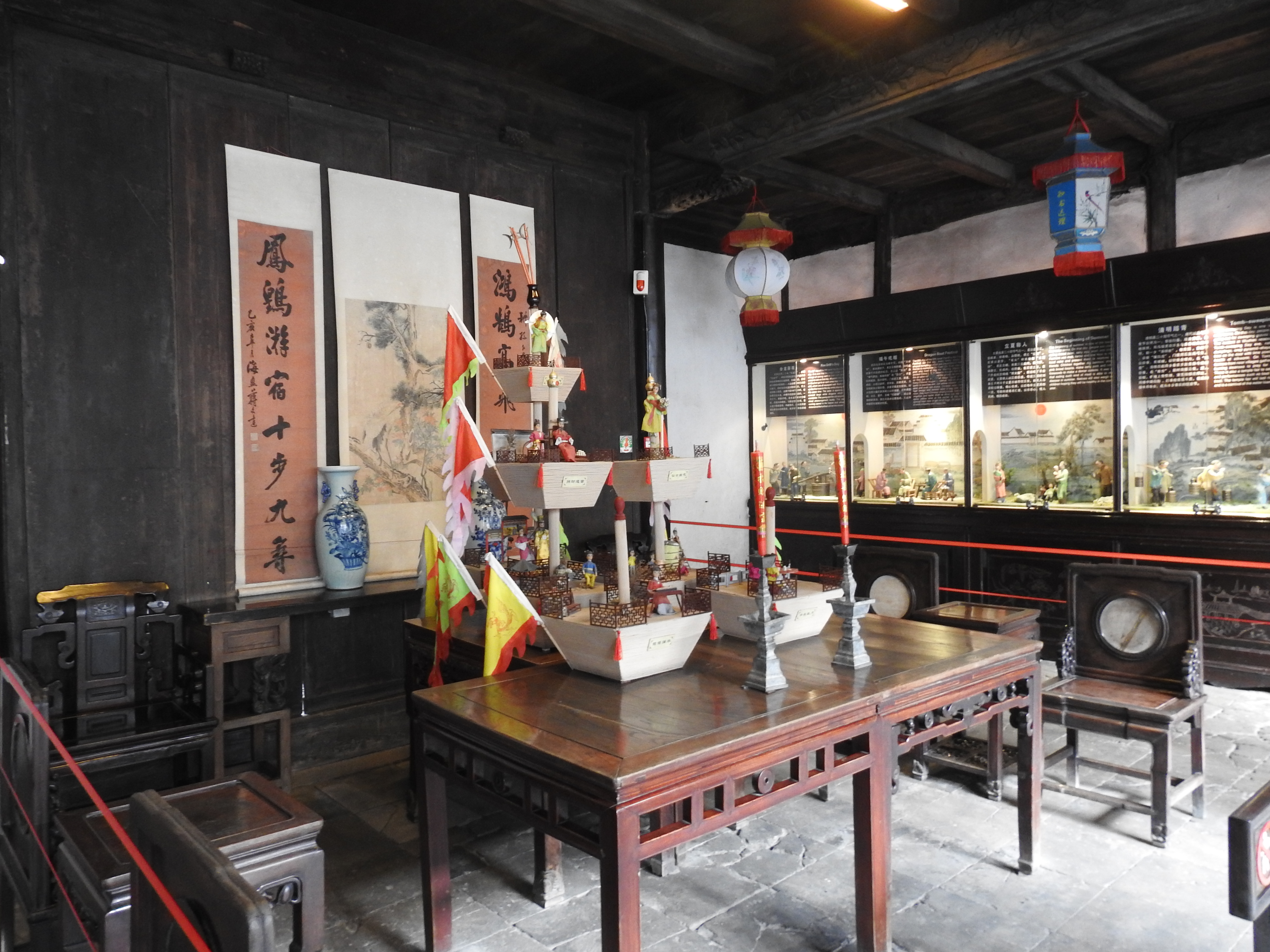 年俗婚俗民俗馆则通过人物蜡像和实物,再现了乌镇在晚清,民国时期的衣