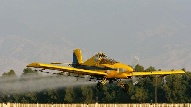 空中"送祝福",美国一教堂使用喷农药飞机播撒"圣水"