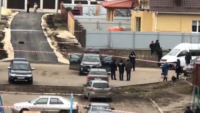 环球时报@俄一地区负责人打开车门时公务车爆炸，不排除暗杀可能