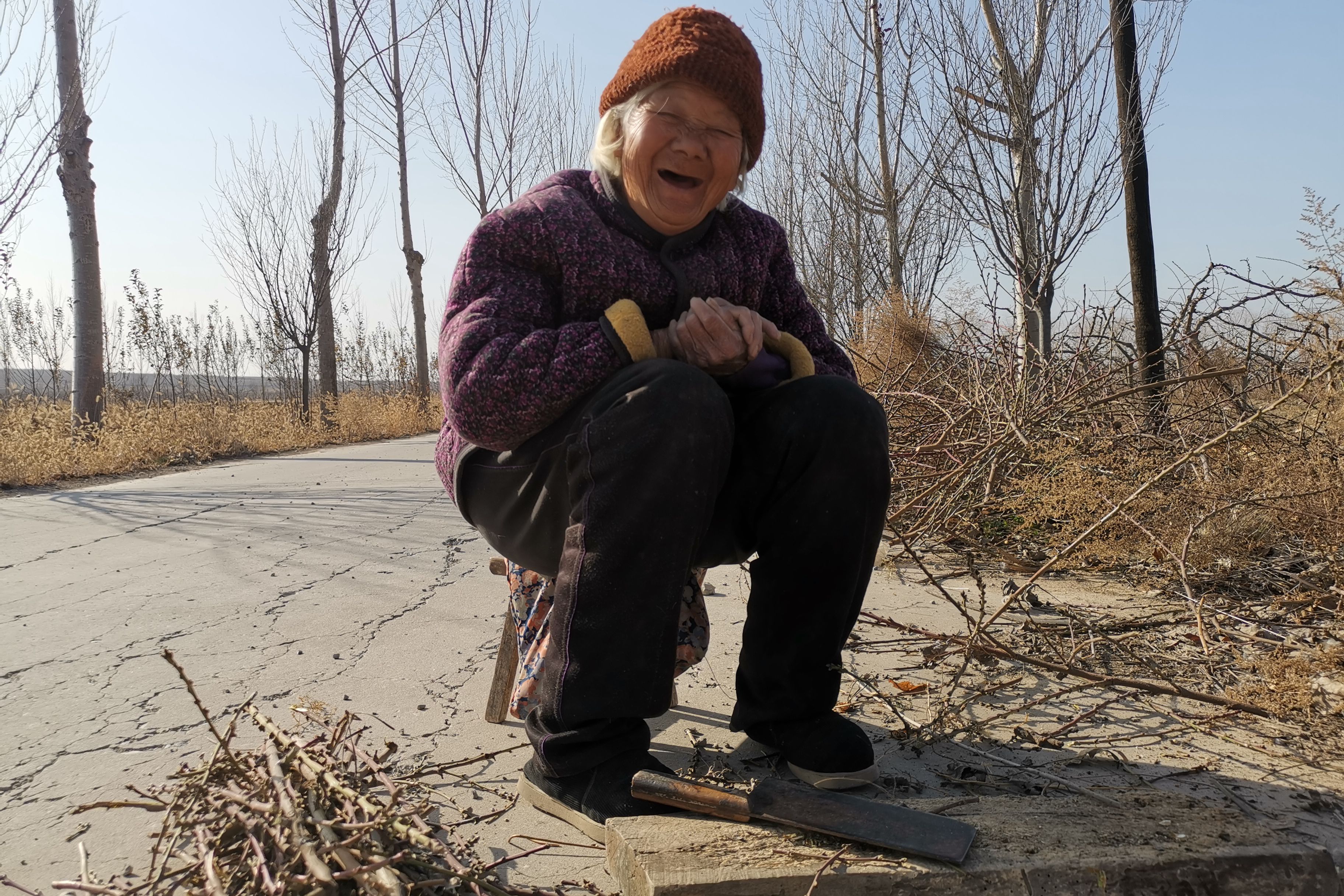 农村78岁老人家有存款外出砍柴不露富图快乐啥情况