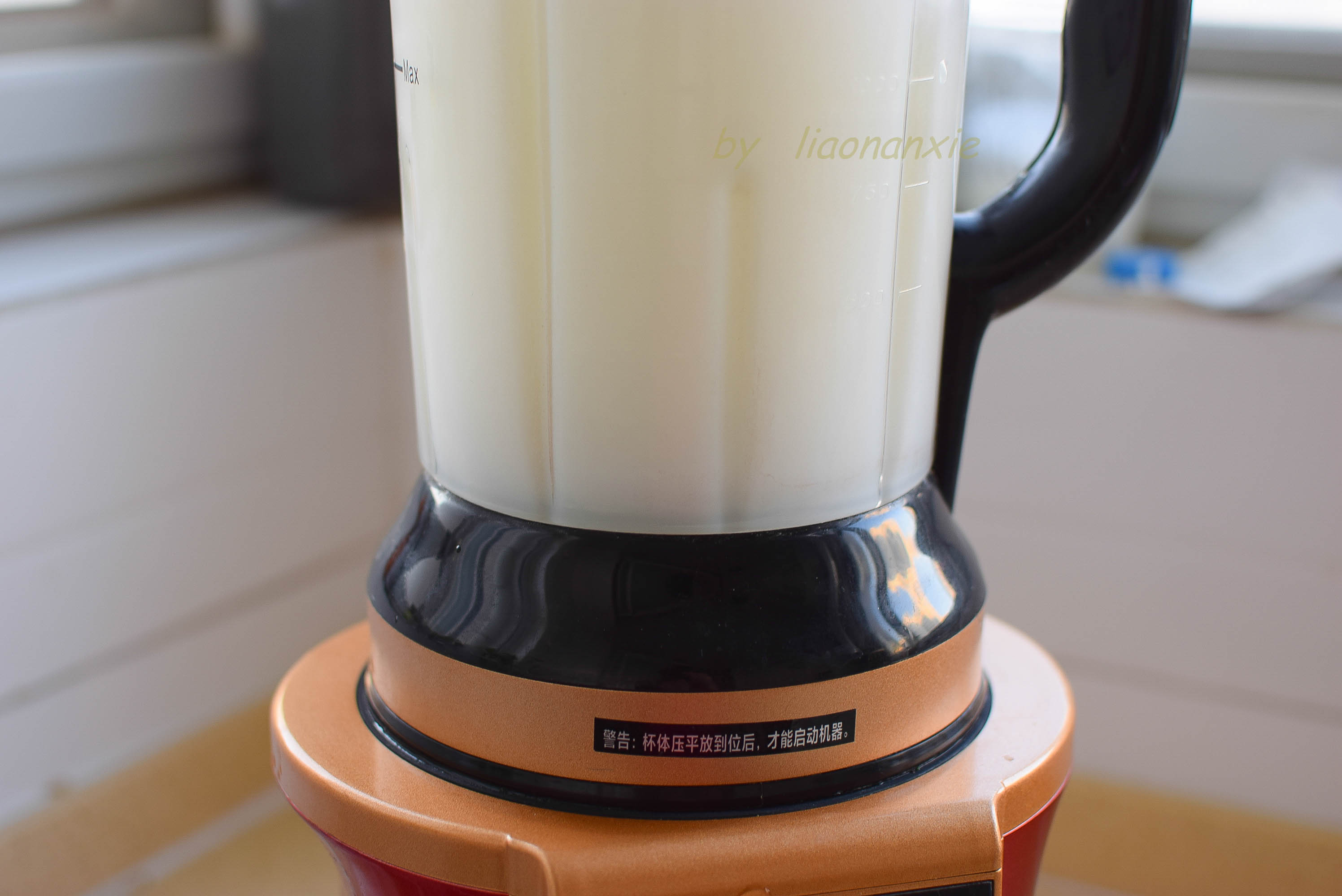 启动破壁机冷打程序,打成米茶就可以了.