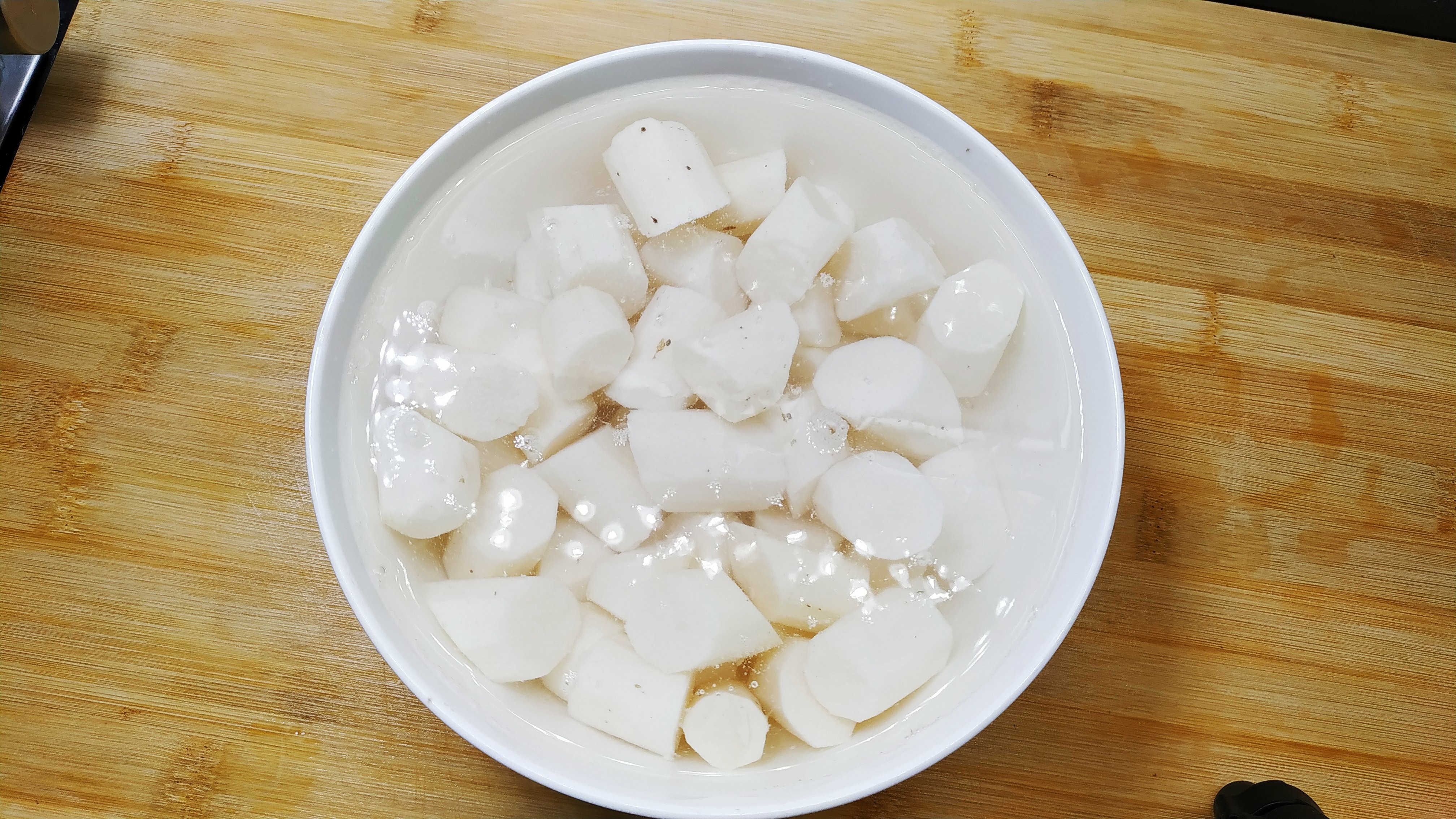 寒冬腊月做一道山药香菇炖鸡汤汤鲜肉香好吃营养暖和开胃