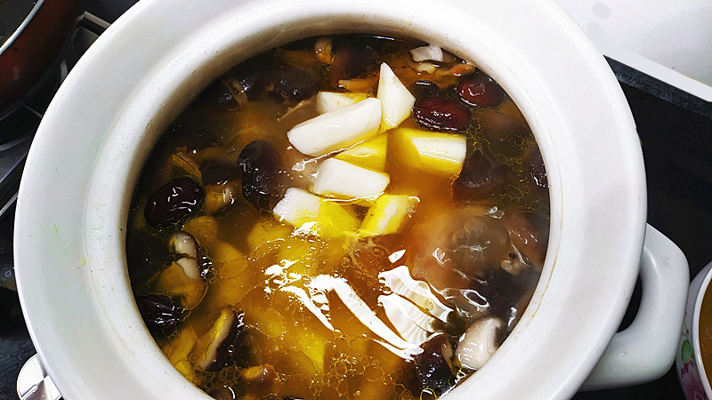 寒冬腊月做一道山药香菇炖鸡汤汤鲜肉香好吃营养暖和开胃