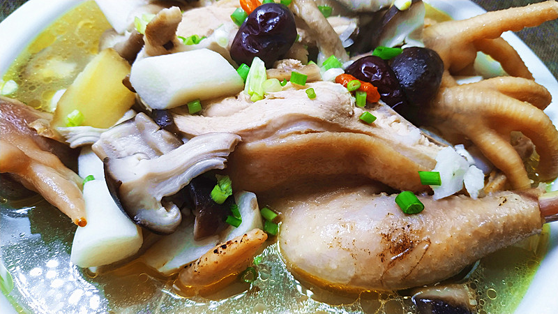 寒冬腊月做一道山药香菇炖鸡汤汤鲜肉香好吃营养暖和开胃
