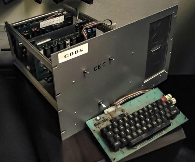 第一台CBBS的硬件S-100 图源：维基百科