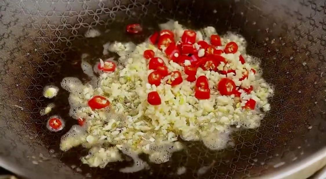 爆香蒜末小米辣