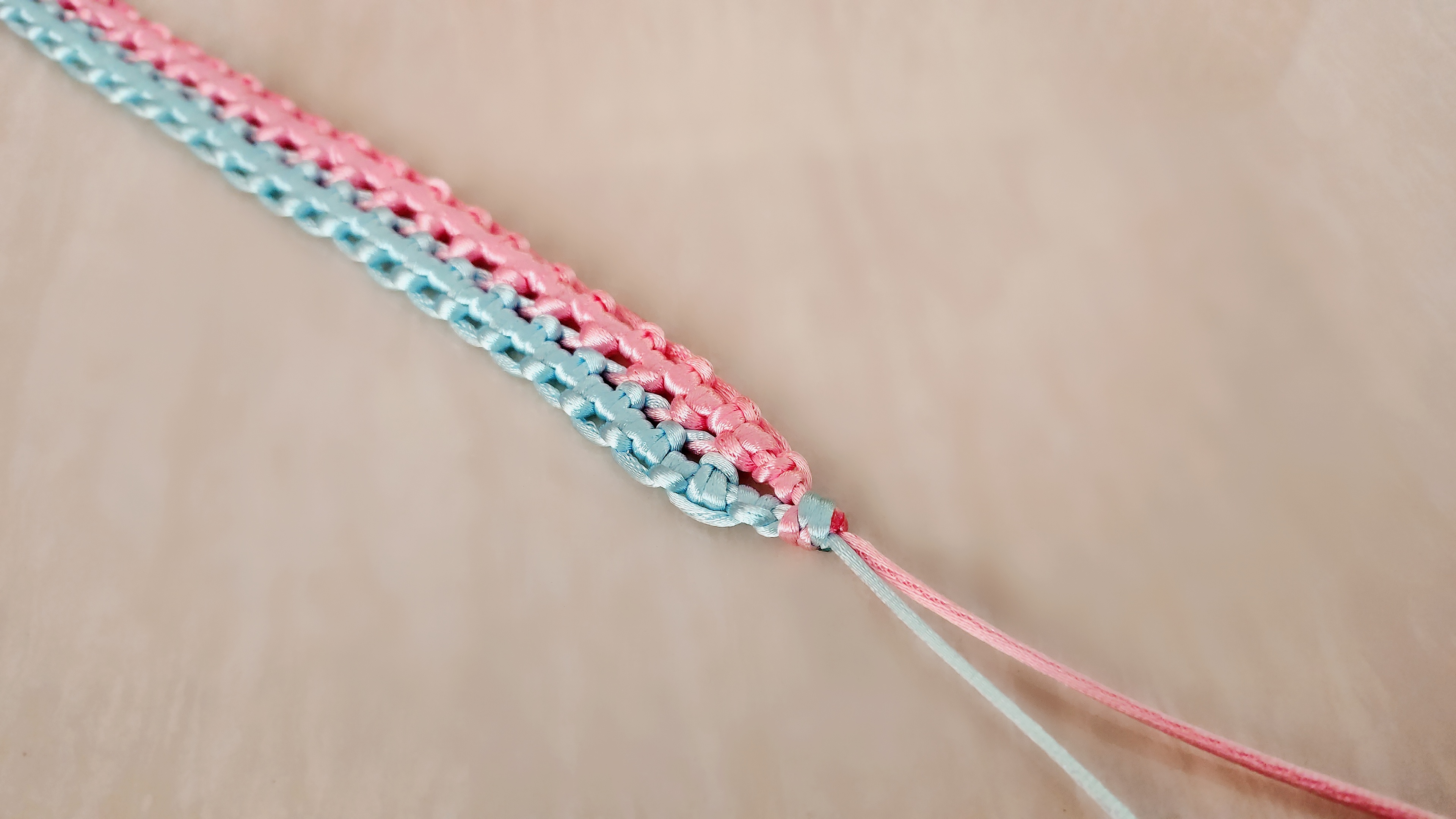 双色雀头结手链编织过程浅浅的颜色看着清清爽爽