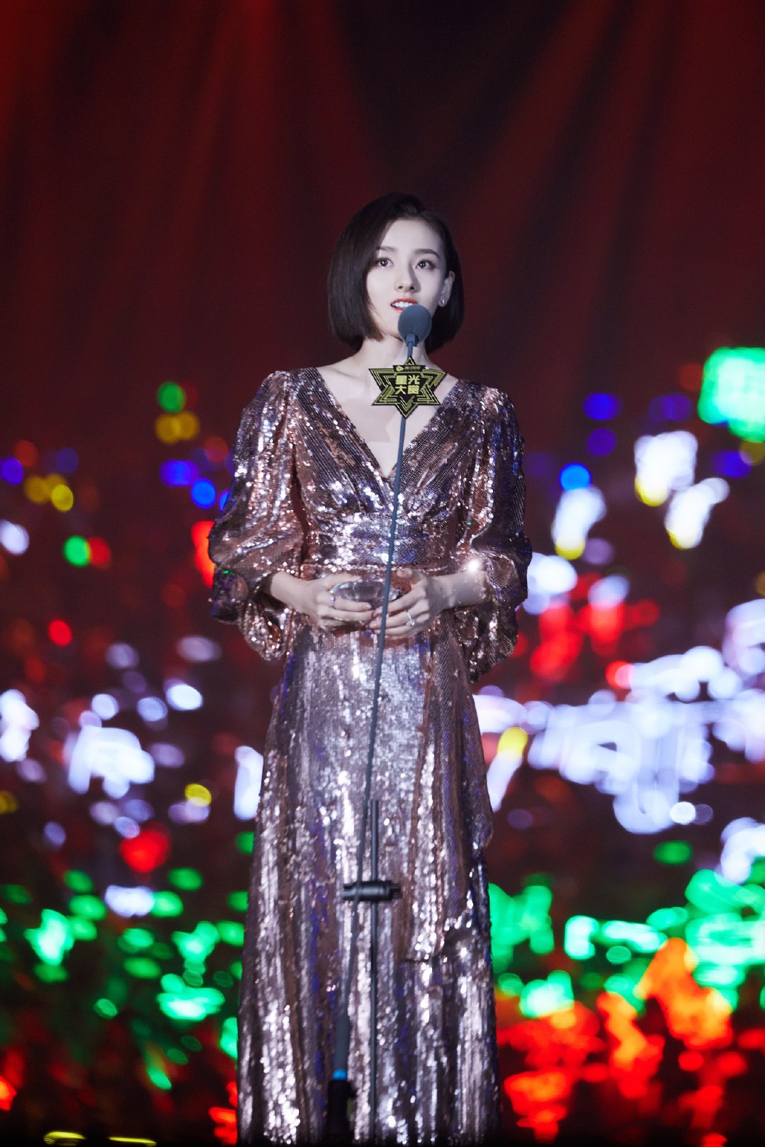 2019星光大赏年度青春大势艺人得主宋祖儿深v长裙出席活动