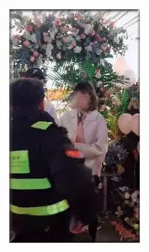 半岛晨报■步行街人山人海，一对年轻男女求婚求了一半被警方叫停并遭传唤！